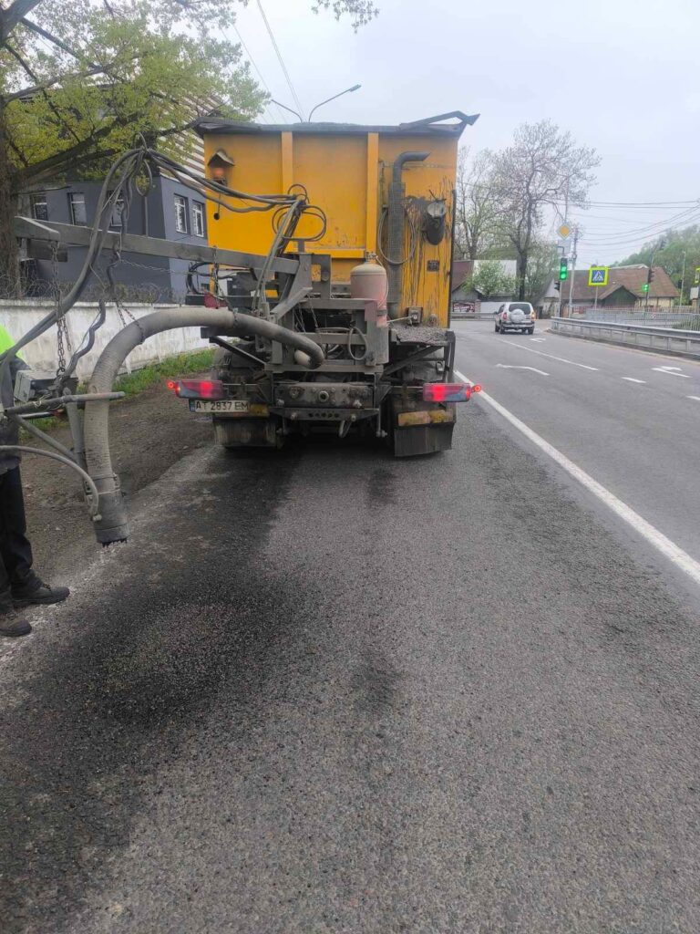 На дорогах Івано-Франківщини ліквідовують ямковість