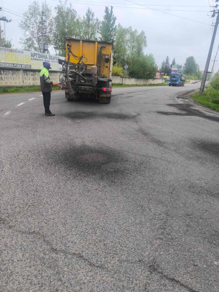 На дорогах Івано-Франківщини ліквідовують ямковість