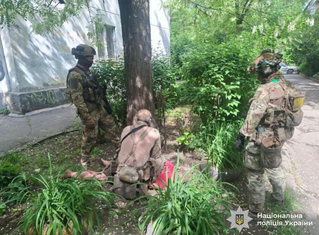 Проникли в будинок у балаклавах та забрали 9 мільйонів гривень: на Івано-Франківщині затримали злочинну групу із Чернігівщини (фото) 4 на Івано-Франківщині затримали злочинну групу із Чернігівщини