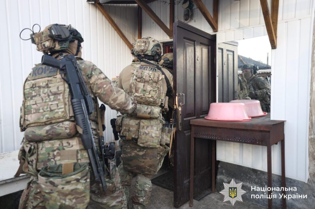 Проникли в будинок у балаклавах та забрали 9 мільйонів гривень: на Івано-Франківщині затримали злочинну групу із Чернігівщини (фото) 6 на Івано-Франківщині затримали злочинну групу із Чернігівщини
