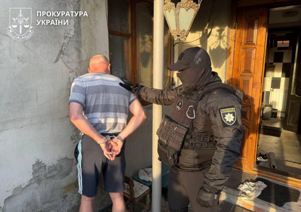Проникли в будинок у балаклавах та забрали 9 мільйонів гривень: на Івано-Франківщині затримали злочинну групу із Чернігівщини (фото) 7 на Івано-Франківщині затримали злочинну групу із Чернігівщини