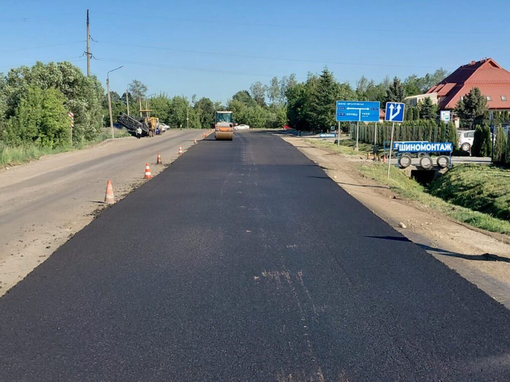На дорогах Івано-Франківщини тривають ремонтні роботи: де оновлюють покриття