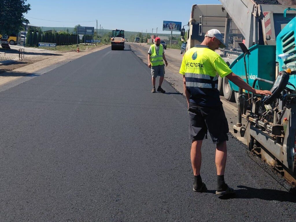 На дорогах Івано-Франківщини тривають ремонтні роботи: де оновлюють покриття