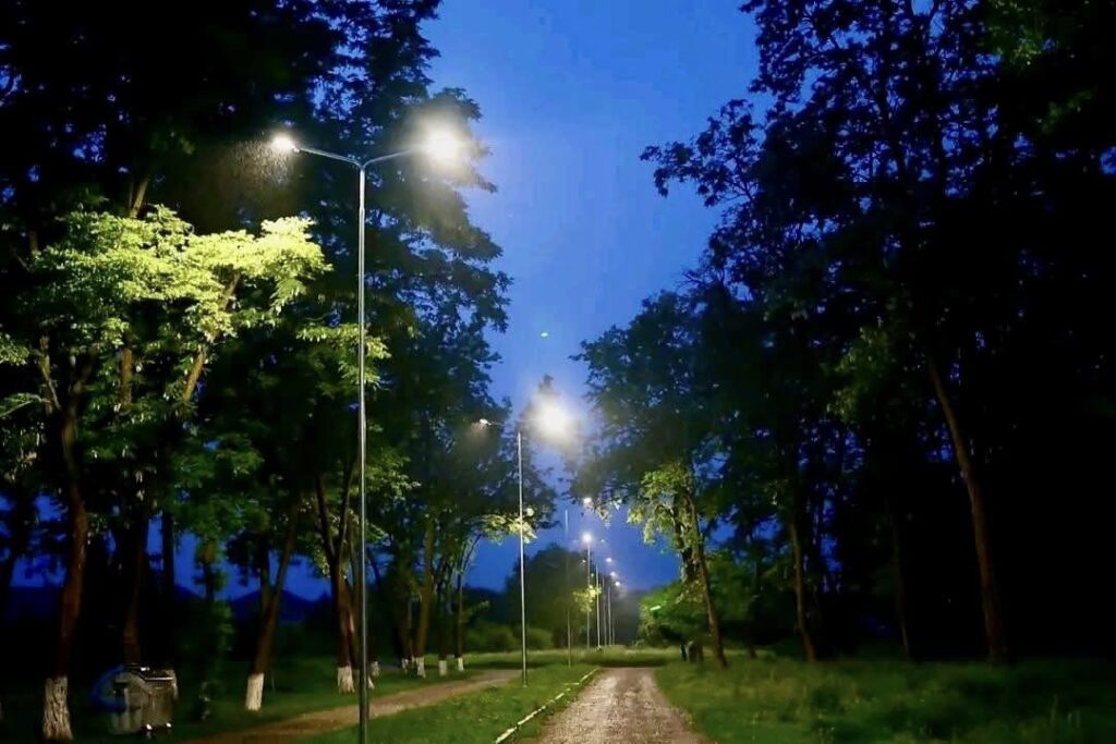 У Калуші модернізують вуличне освітлення: нові ліхтарі встановили у парку Франка та біля озера