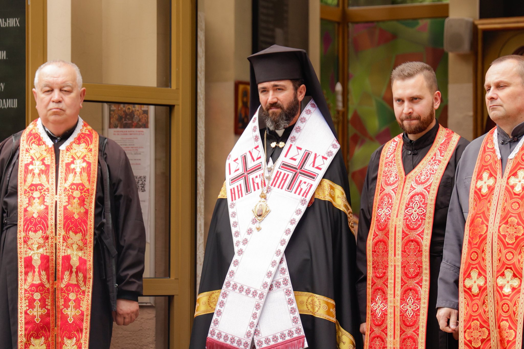 Духовенство під час молитви за дітей, загиблих через війну