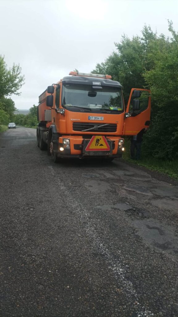 Івано-Франківщина: На автодорозі державного значення Р-20 Тязів – Старі Кути триває аварійний ремонт покриття (фото)