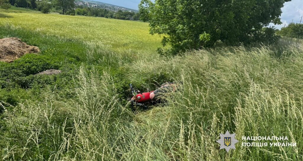 На Тлумаччині легковик зіткнувся з мотоциклом: 30-річного водія госпіталізували (фото)