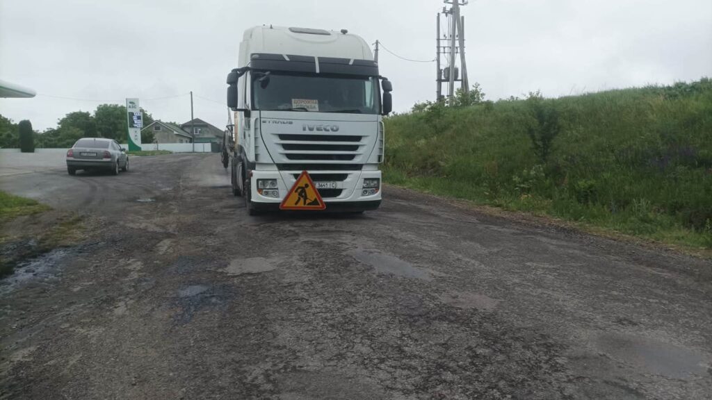 Івано-Франківщина: На автодорозі державного значення Р-20 Тязів – Старі Кути триває аварійний ремонт покриття (фото)