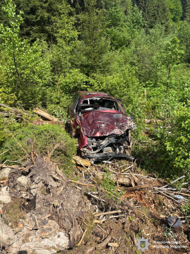Івано-Франківщина: поблизу Вишкова автомобіль злетів в обрив - загинули троє людей