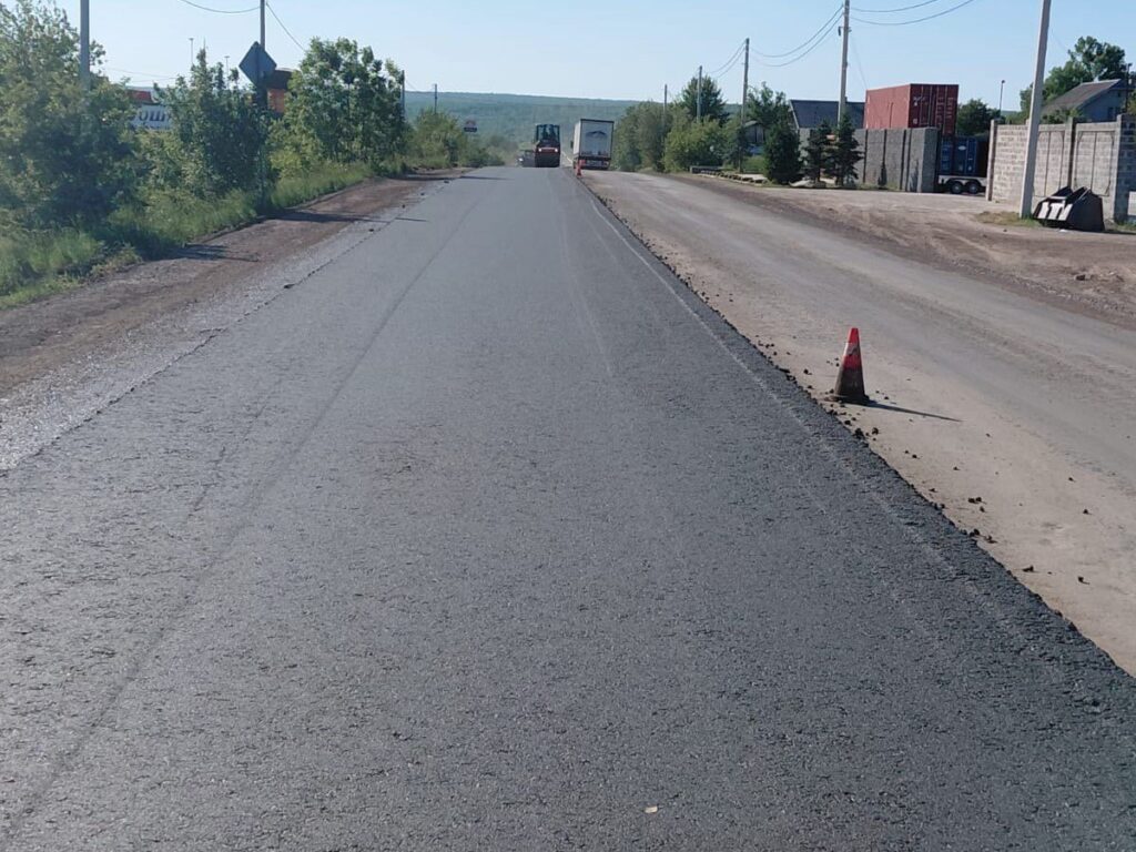 На дорогах Івано-Франківщини тривають ремонтні роботи: де оновлюють покриття