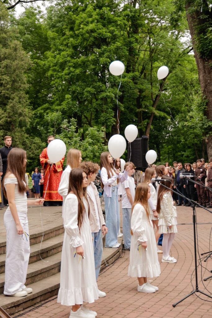 Діти з білими кульками під час акції пам'яті в Івано-Франківську