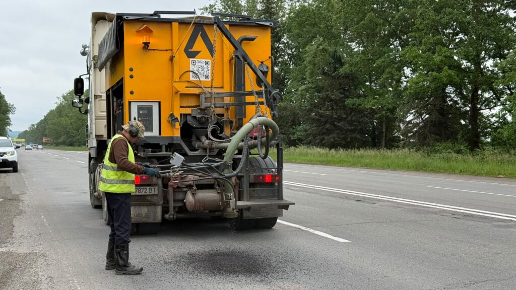 На Івано-Франківщині ремонтують дороги Н-18, Н-09, Р-20 і Р-24