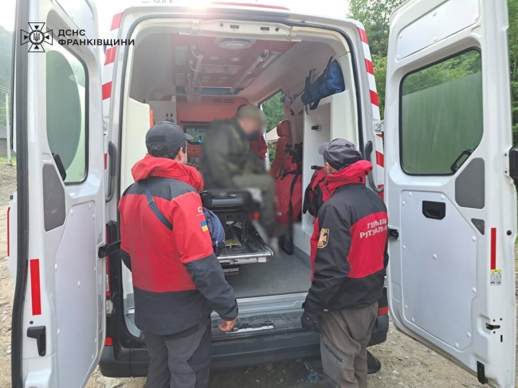 На Івано-Франківщині рятувальники допомогли туристу, в якого погіршилося самопочуття під час сходження на Піп Іван (фото) 1 На Івано-Франківщині рятувальники допомогли туристу, в якого погіршилося самопочуття під час сходження на Піп Іван