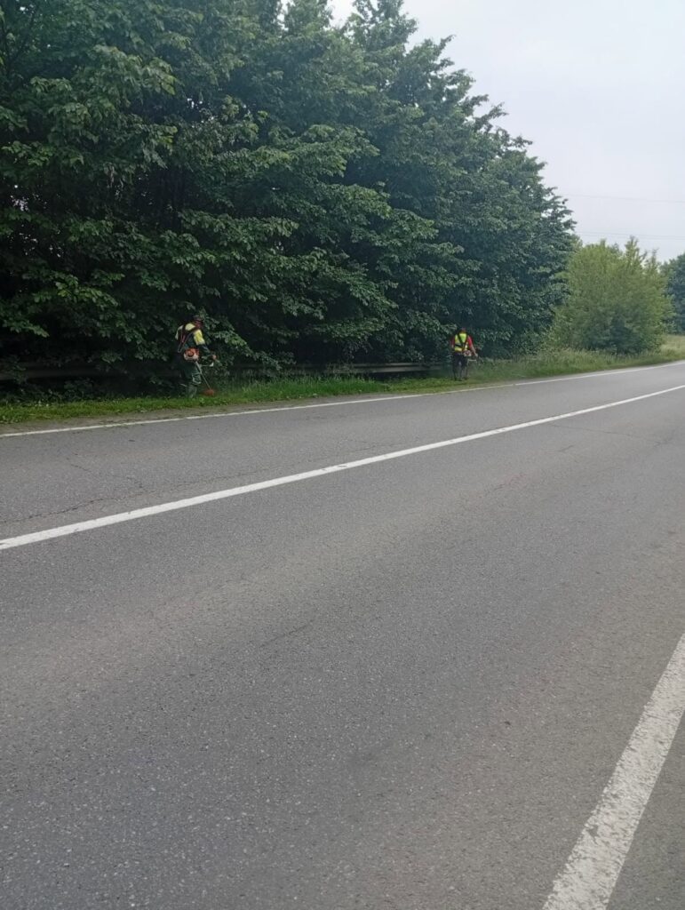На Івано-Франківщині косять узбіччя на дорогах міжнародного та національного значення (фото) 4 На Івано-Франківщині косять узбіччя на дорогах міжнародного та національного значення