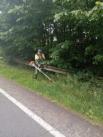 На Івано-Франківщині косять узбіччя на дорогах міжнародного та національного значення