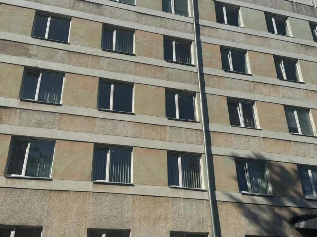 В Івано-Франківську відновлюють пошкоджені дронами медзаклади: уже замінили 143 вікна (фото) 1 В Івано-Франківську відновлюють пошкоджені дронами медзаклади: уже замінили 143 вікна