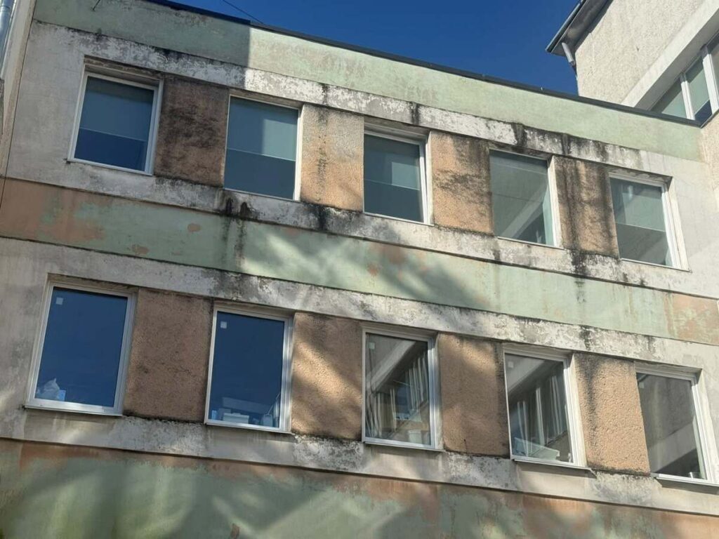 В Івано-Франківську відновлюють пошкоджені дронами медзаклади: уже замінили 143 вікна