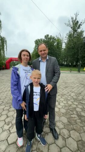Руслан Марцінків разом із Данилком Вінтонівим та його мамою на благодійному забігу