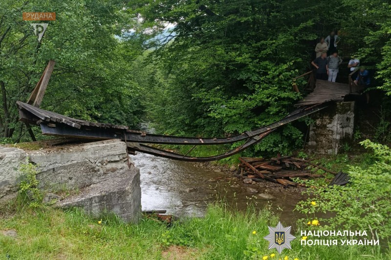 На Буковині обвалився міст із дітьми: є травмовані