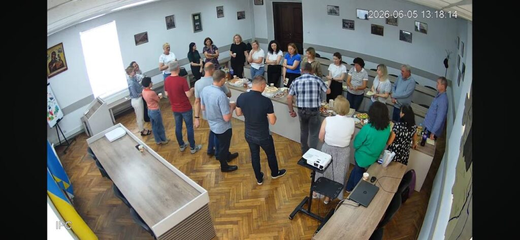 Курйоз у міськраді на Львівщині: під час онлайн-трансляції показали застілля працівників у сесійній залі