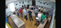 Курйоз у міськраді на Львівщині: під час онлайн-трансляції показали застілля працівників у сесійній залі